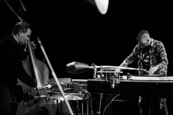 Auf Soundcloud präsentieren wir einen Auschnitt der Konzert-Installation vom 3.5.2023 im Cave 12 in Genf: «Der Makrograph – Volume II: Schnelle Antwort»